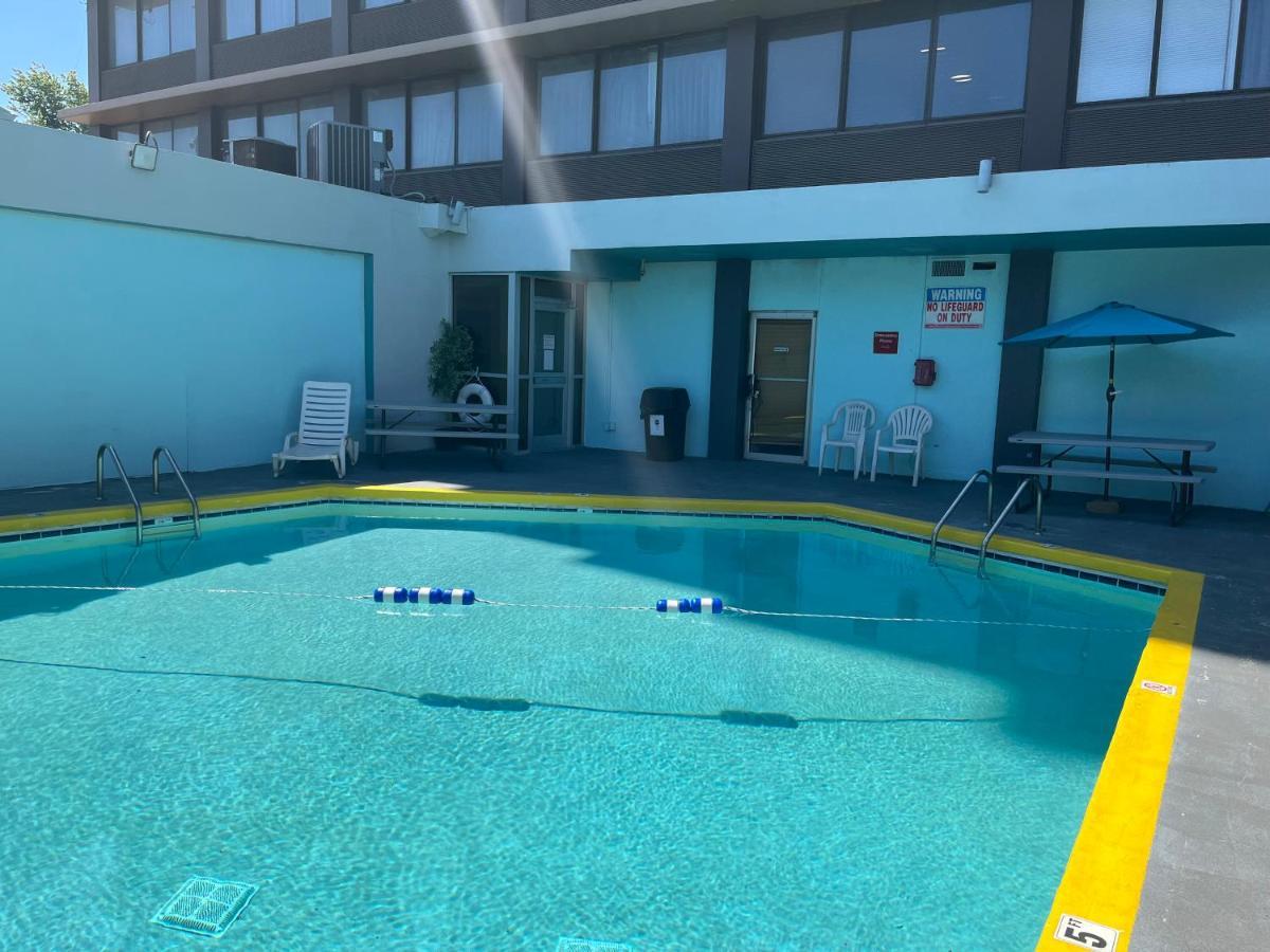 Quality Inn & Suites Cincinnati Bagian luar foto