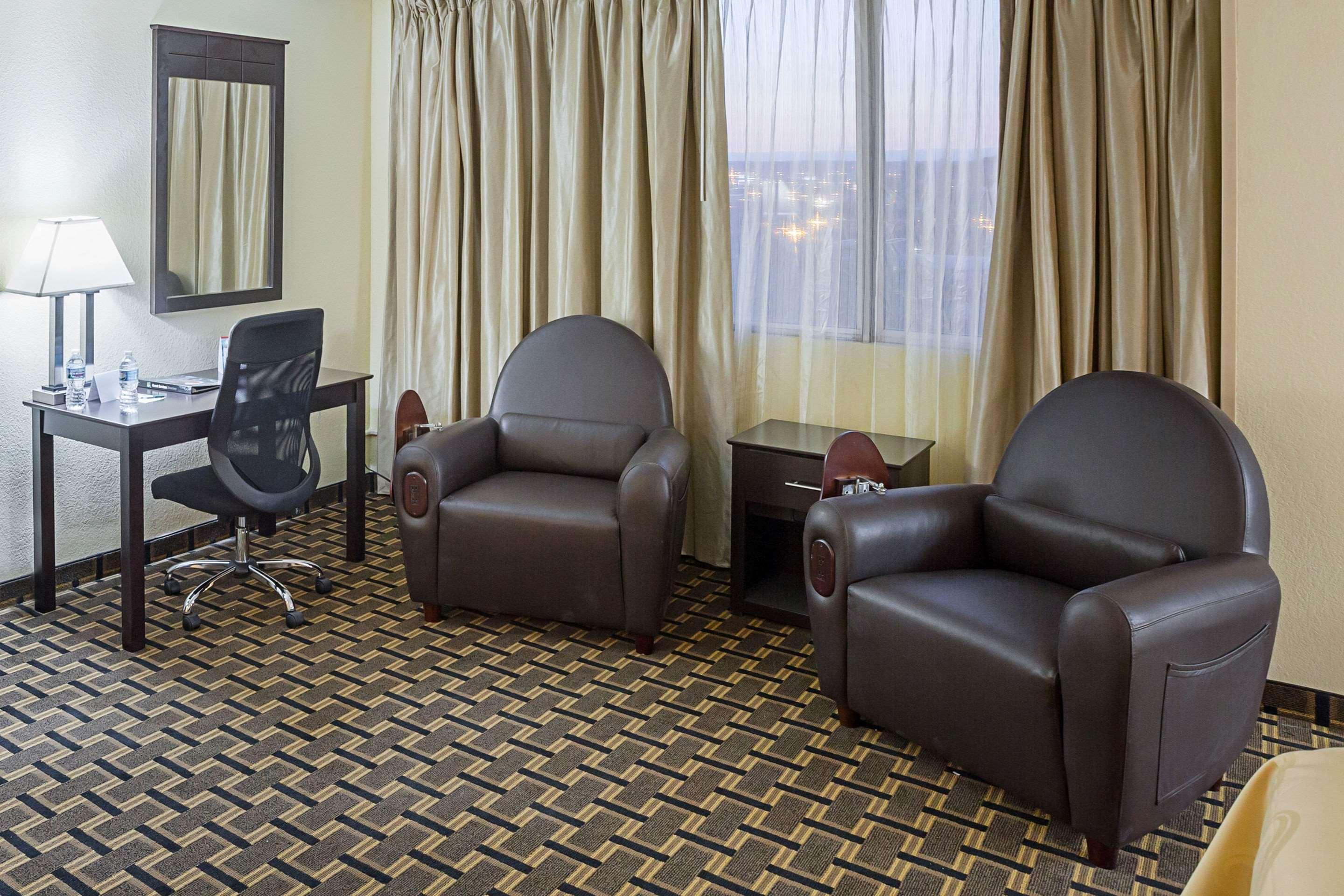 Quality Inn & Suites Cincinnati Bagian luar foto