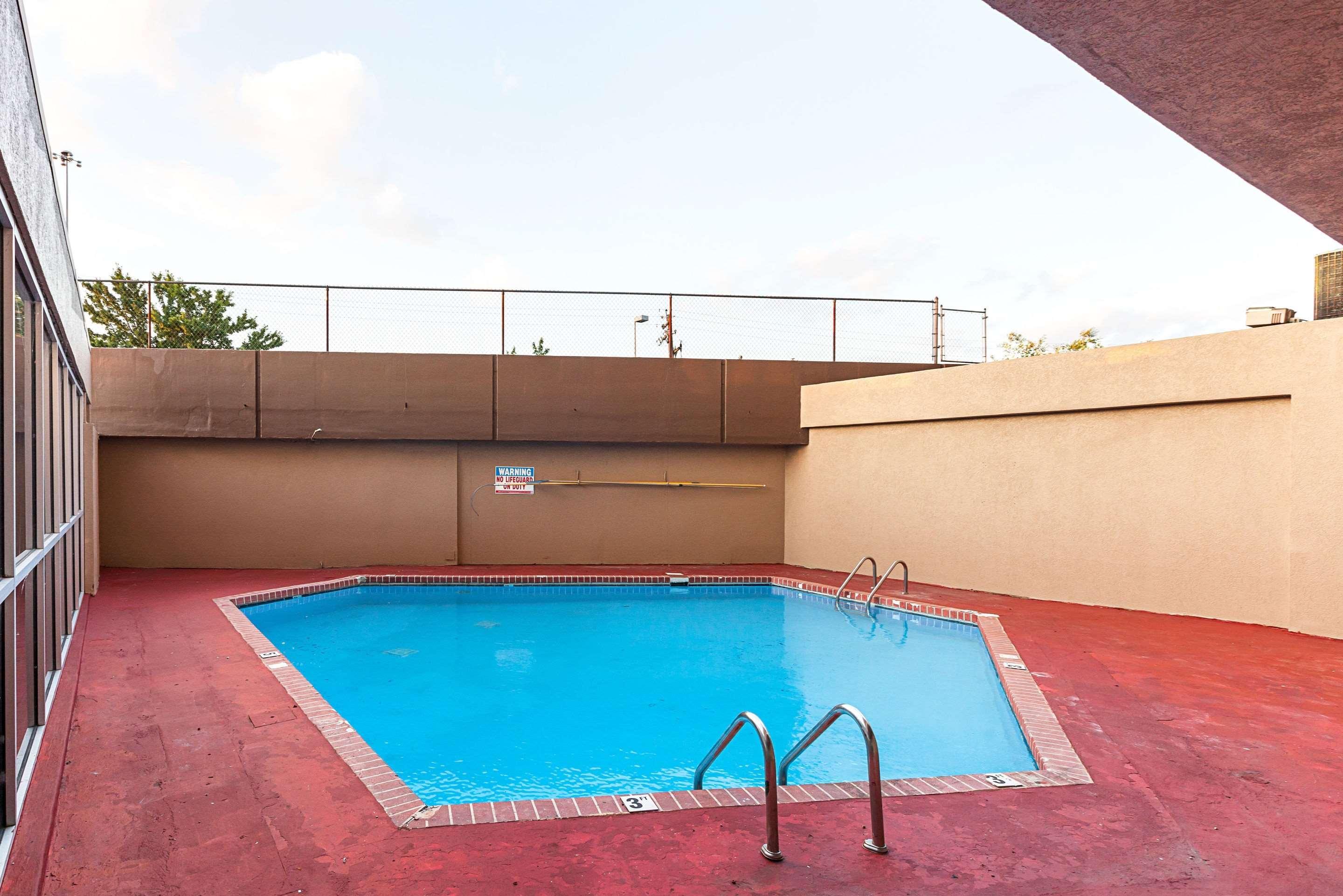 Quality Inn & Suites Cincinnati Bagian luar foto