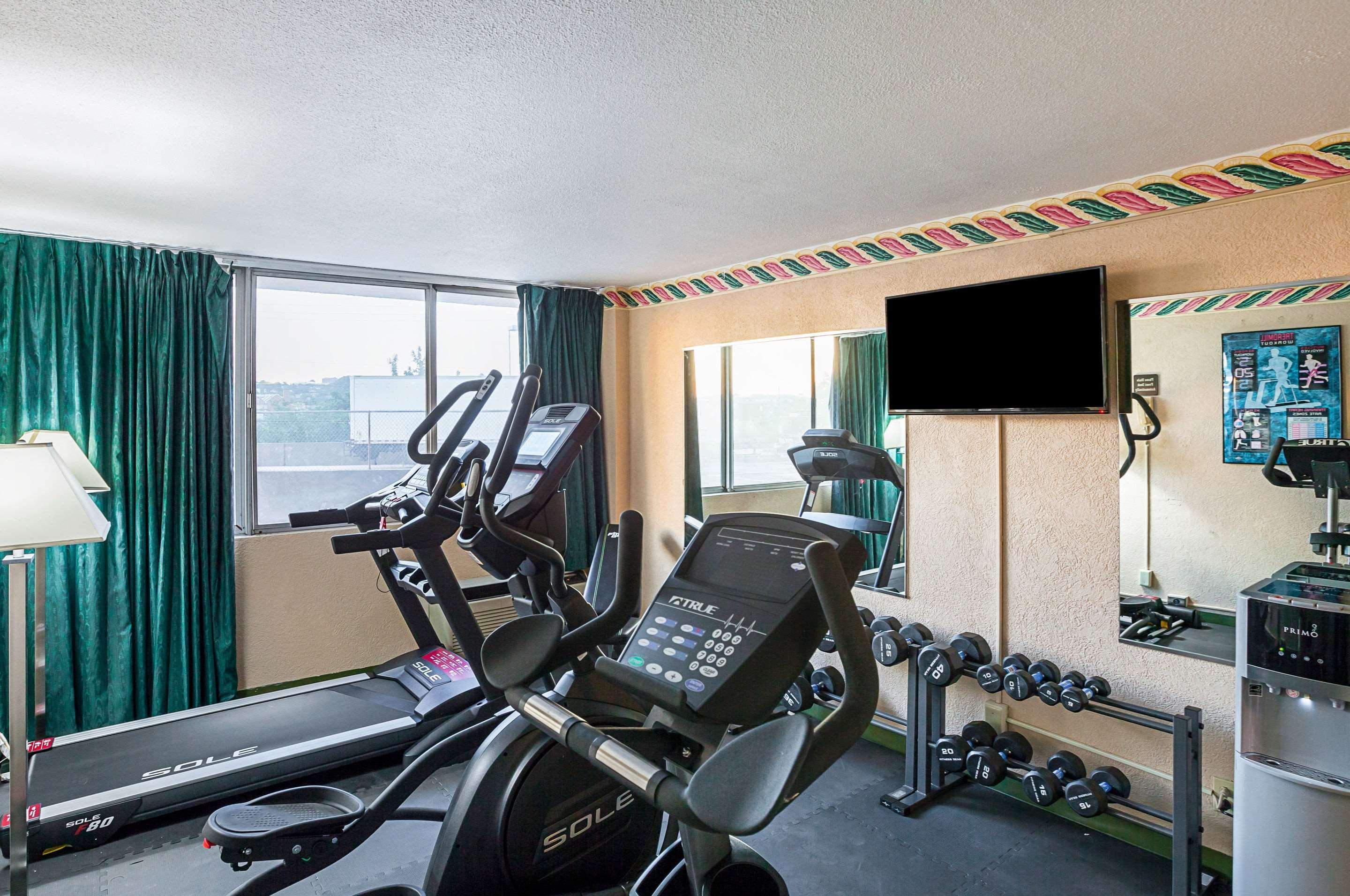 Quality Inn & Suites Cincinnati Bagian luar foto