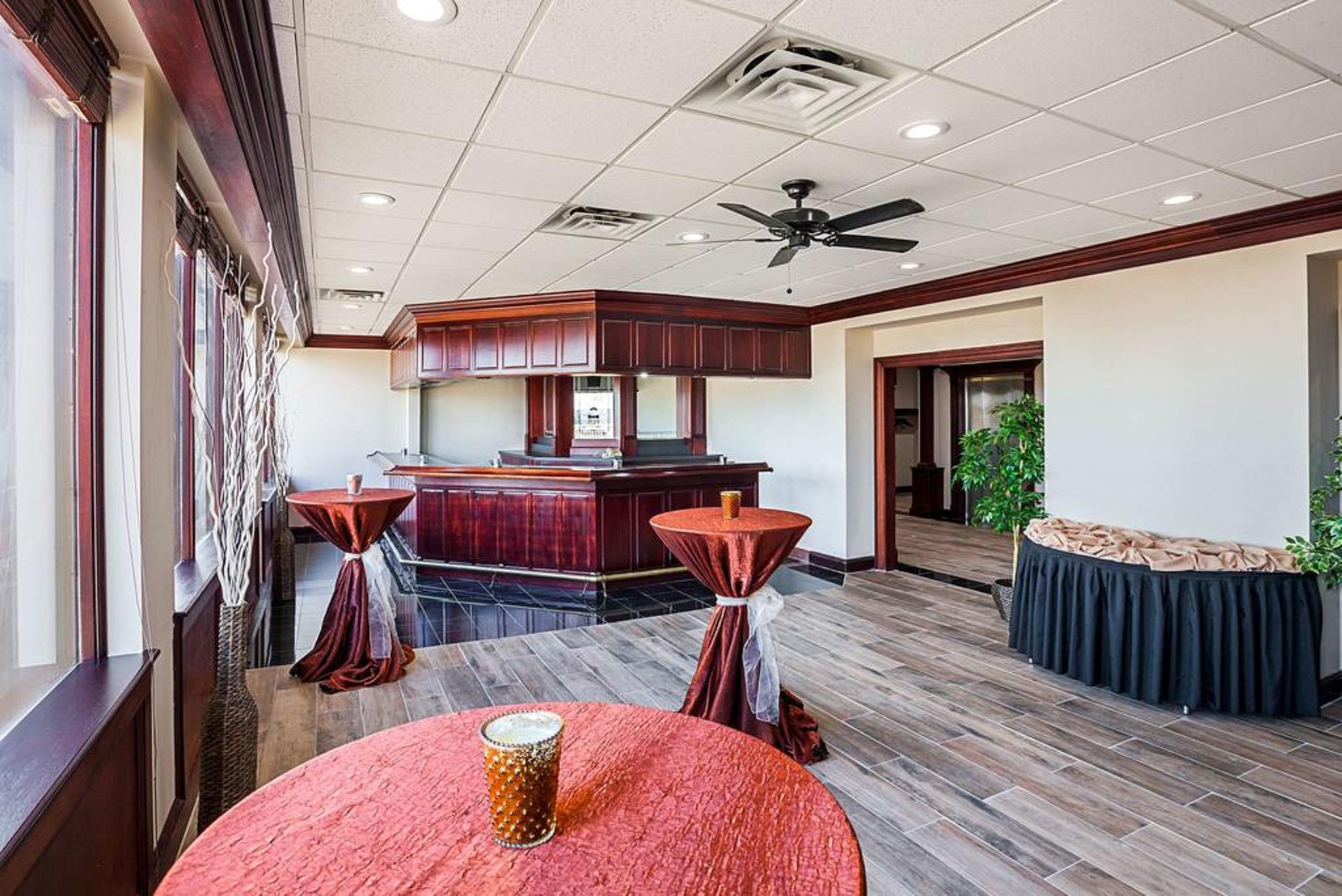 Quality Inn & Suites Cincinnati Bagian luar foto