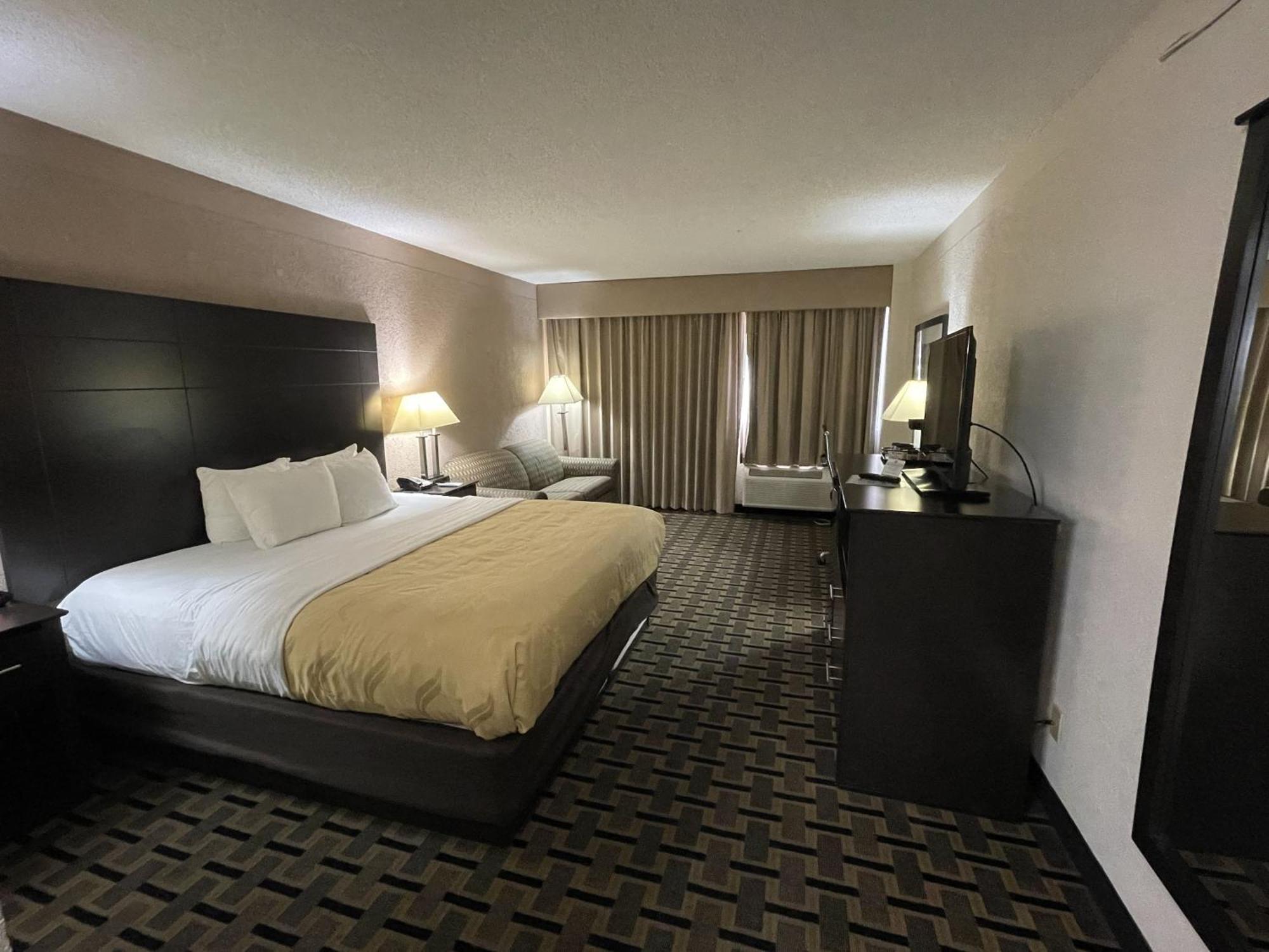 Quality Inn & Suites Cincinnati Bagian luar foto