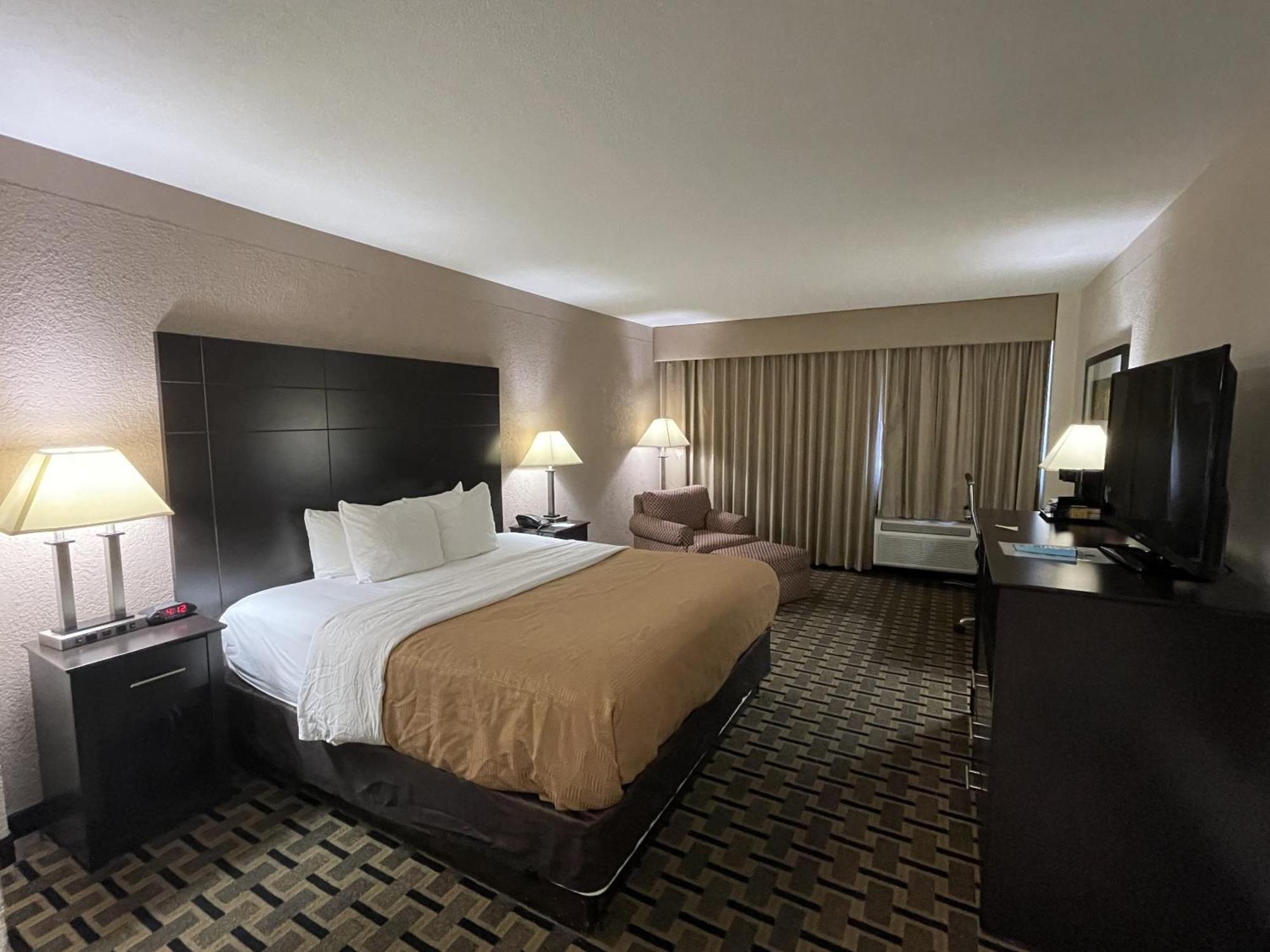 Quality Inn & Suites Cincinnati Bagian luar foto